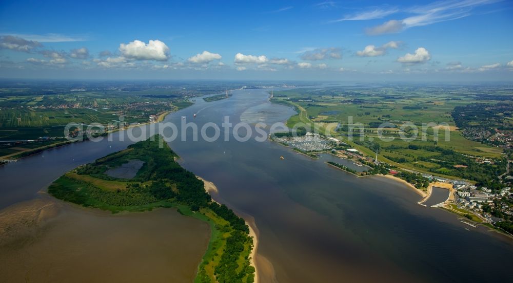 Aerial photograph Hamburg - Riparian zones on the course of the river im Verlauf des Naturschutzgebietes Nesssand in Hamburg in Germany