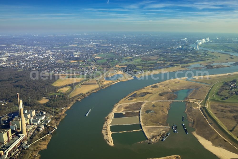 Aerial photograph Voerde (Niederrhein) - Riparian zones on the course of the river Rhine in Voerde (Niederrhein) in the state North Rhine-Westphalia, Germany