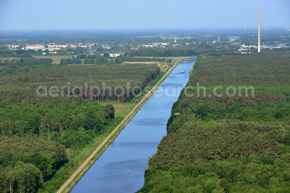 Kade from above - Riparian zones on the course of the river Wasserstrasse des Elbe-Havel-Kanales in Kade in the state Saxony-Anhalt