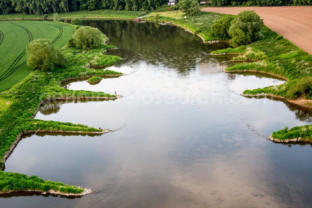 Fürstenberg from the bird's eye view: Riparian zones on the course of the river Weser mit Anglern in Fuerstenberg in the state Lower Saxony