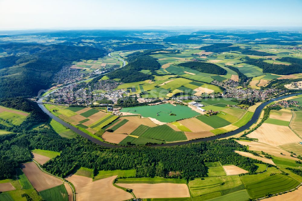 Bodenwerder from the bird's eye view: Riparian zones on the course of the river of the Weser river in Bodenwerder in the state Lower Saxony, Germany