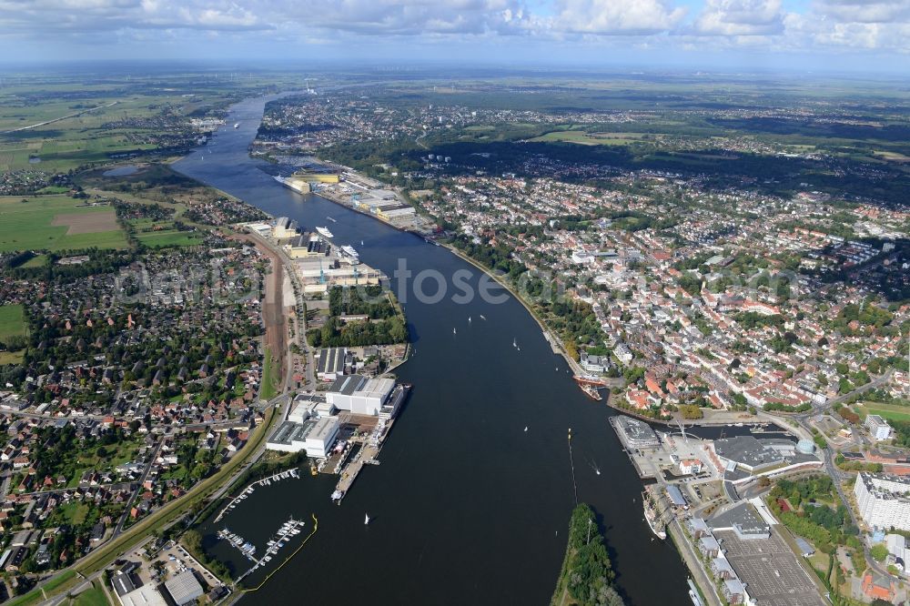 Aerial photograph Bremen - Riparian zones on the course of the river Weser and its nearby residential areas in Bremen in Germany