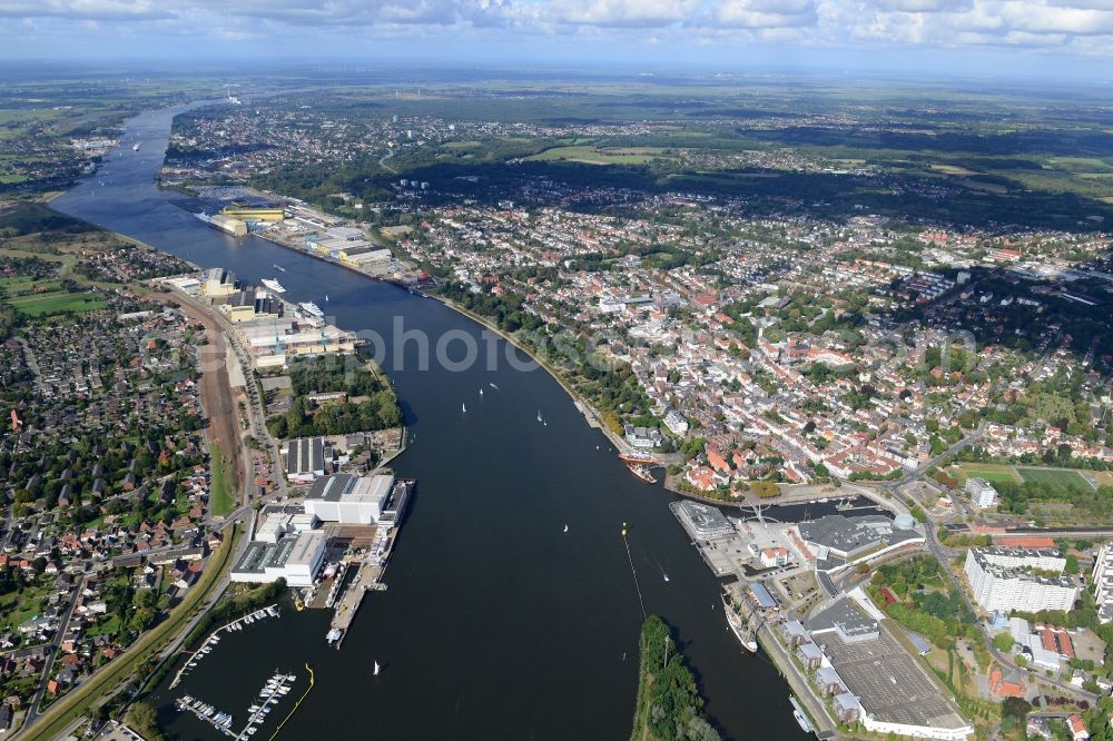 Bremen from above - Riparian zones on the course of the river Weser and its nearby residential areas in Bremen in Germany