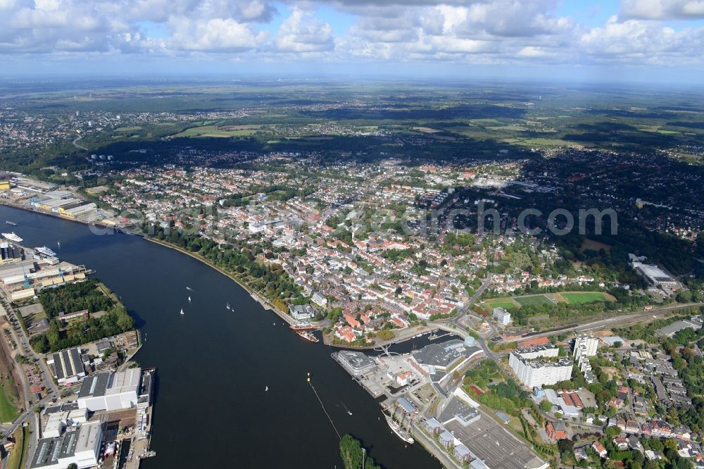 Bremen from the bird's eye view: Riparian zones on the course of the river Weser and its nearby residential areas in Bremen in Germany