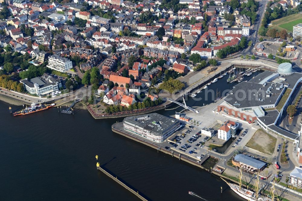 Aerial photograph Bremen - Riparian zones on the course of the river Weser and nearby residential areas aswell as the shopping center Haven Hoeoevt in Bremen in Germany