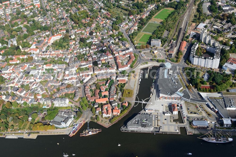 Bremen from the bird's eye view: Riparian zones on the course of the river Weser and nearby residential areas aswell as the shopping center Haven Hoeoevt in Bremen in Germany