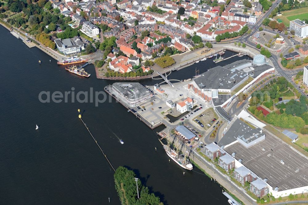 Aerial image Bremen - Riparian zones on the course of the river Weser and nearby residential areas aswell as the shopping center Haven Hoeoevt in Bremen in Germany