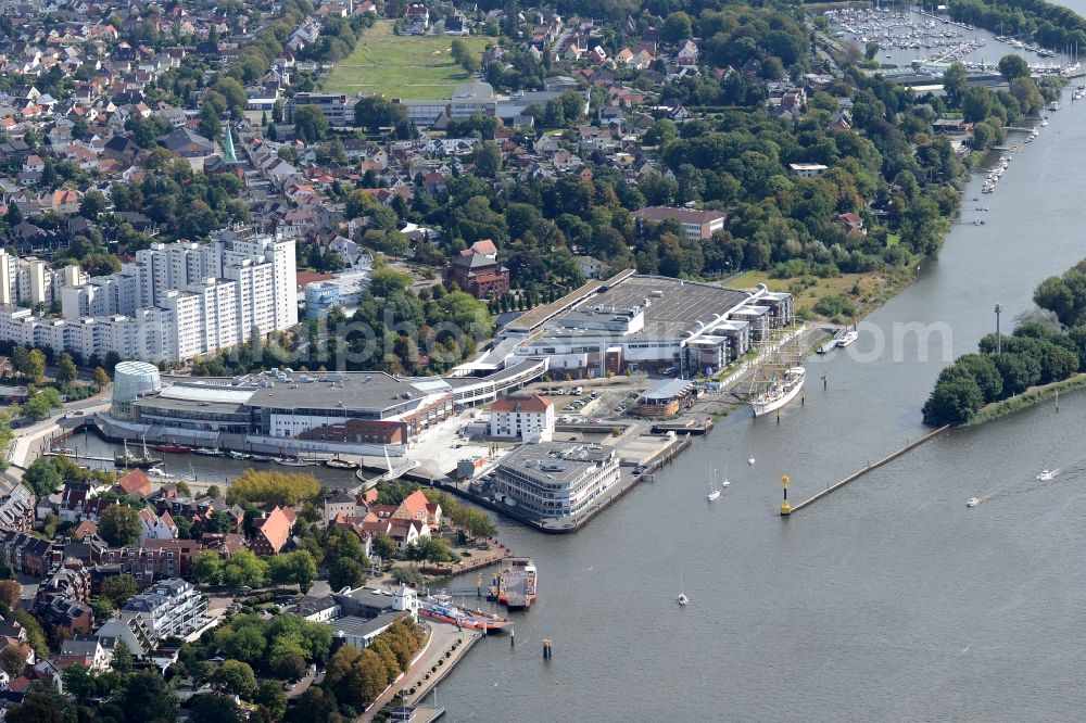 Aerial image Bremen - Riparian zones on the course of the river Weser and its nearby residential areas aswell as the shopping center Haven Hoeoevt in Bremen in Germany