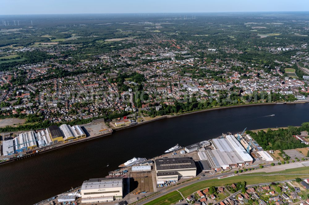 Bremen from above - Riparian zones on the course of the river Weser and its nearby residential areas in Bremen in Germany