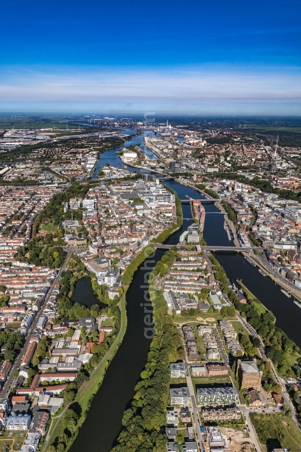 Aerial photograph Bremen - Riparian zones on the course of the river of Weser - Kleine Weser in the district Alte Neustadt in Bremen, Germany