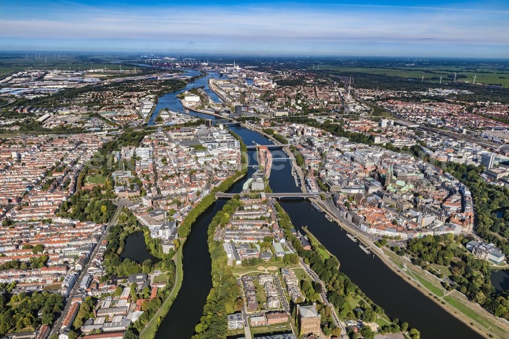 Aerial image Bremen - Riparian zones on the course of the river of Weser - Kleine Weser in the district Alte Neustadt in Bremen, Germany