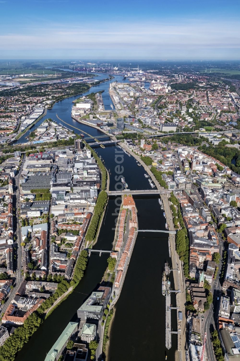 Aerial photograph Bremen - Riparian zones on the course of the river of Weser - Kleine Weser in the district Alte Neustadt in Bremen, Germany