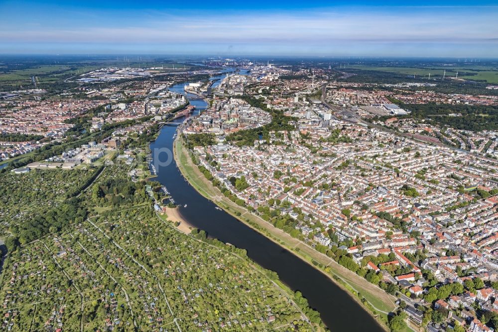 Bremen from the bird's eye view: Riparian zones on the course of the river of the Weser river in the district Steintor in Bremen, Germany