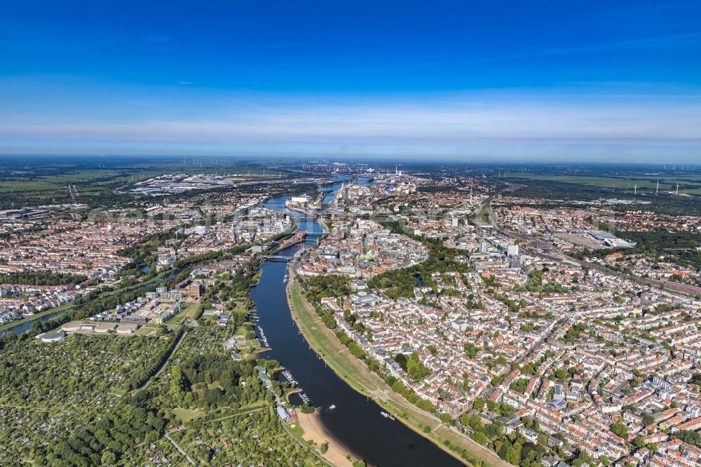 Aerial image Bremen - Riparian zones on the course of the river of the Weser river in the district Steintor in Bremen, Germany