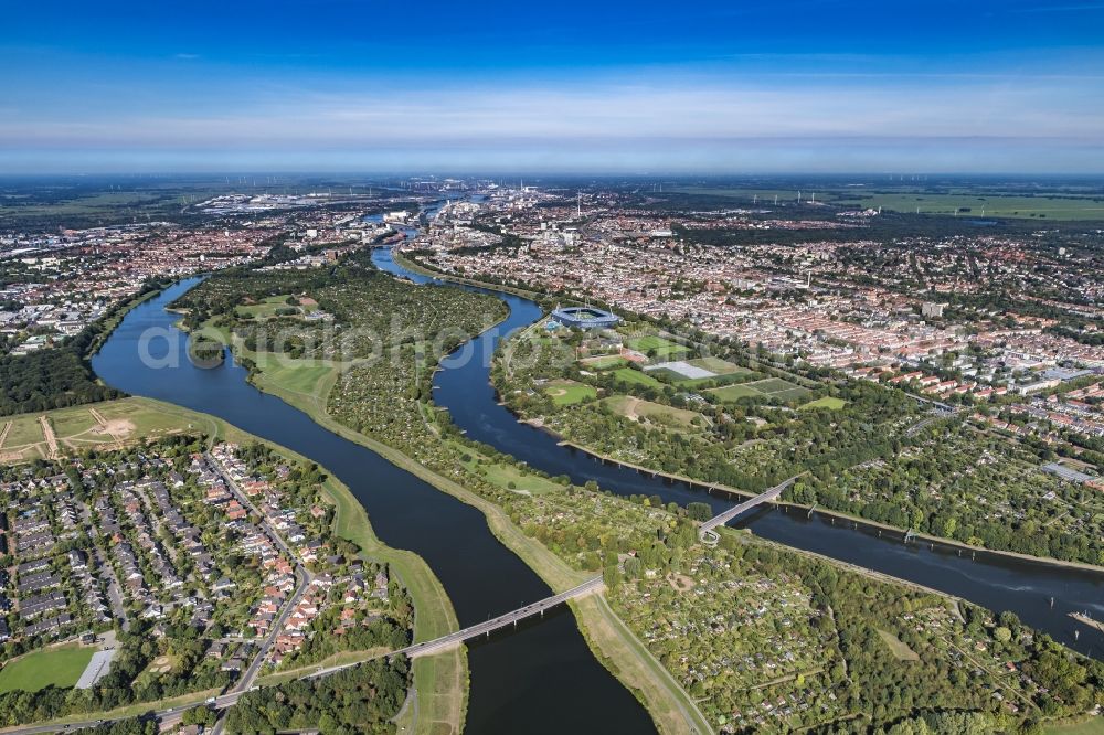 Bremen from the bird's eye view: Riparian zones on the course of the river of Weser - Werdersee in the district Habenhausen in Bremen, Germany