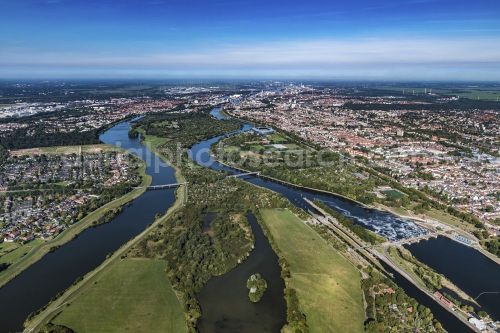 Aerial image Bremen - Riparian zones on the course of the river of Weser - Werdersee in the district Habenhausen in Bremen, Germany