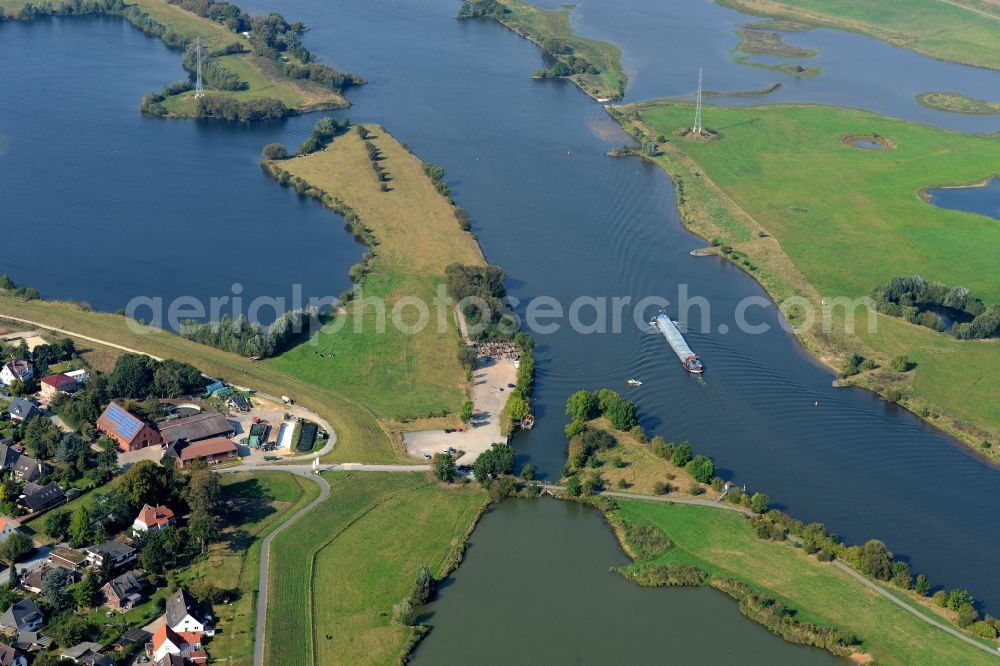 Aerial photograph Weyhe - Riparian zones on the course of the river der Weser in Weyhe in the state Lower Saxony