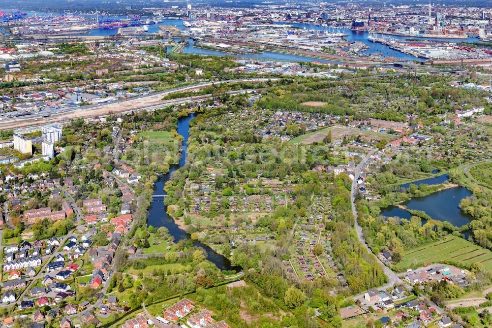 Aerial photograph Hamburg - Riparian zones on the course of the river of Wilhelmsburger Dove-Elbe in the residential area at Schoenenfelder Strasse - Niedergeorgswerder Deich in the district Wilhelmsburg in Hamburg, Germany