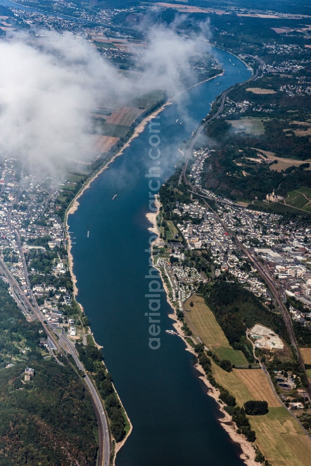 Bad Hönningen from the bird's eye view: Riparian zones on the course of the river between Bad Breisig and Bad Hoenningen in the state Rhineland-Palatinate