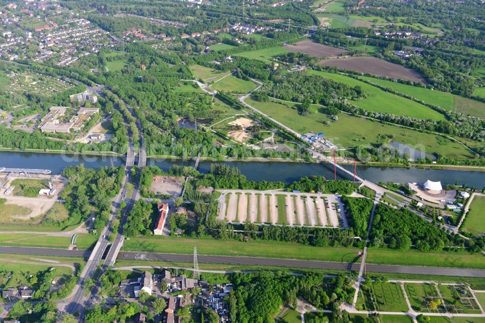 Gelsenkirchen from above - Shore areas of the river course Rhein-Herne-Kanal on grounds of the amphitheater in Gelsenkirchen in the state North Rhine-Westphalia