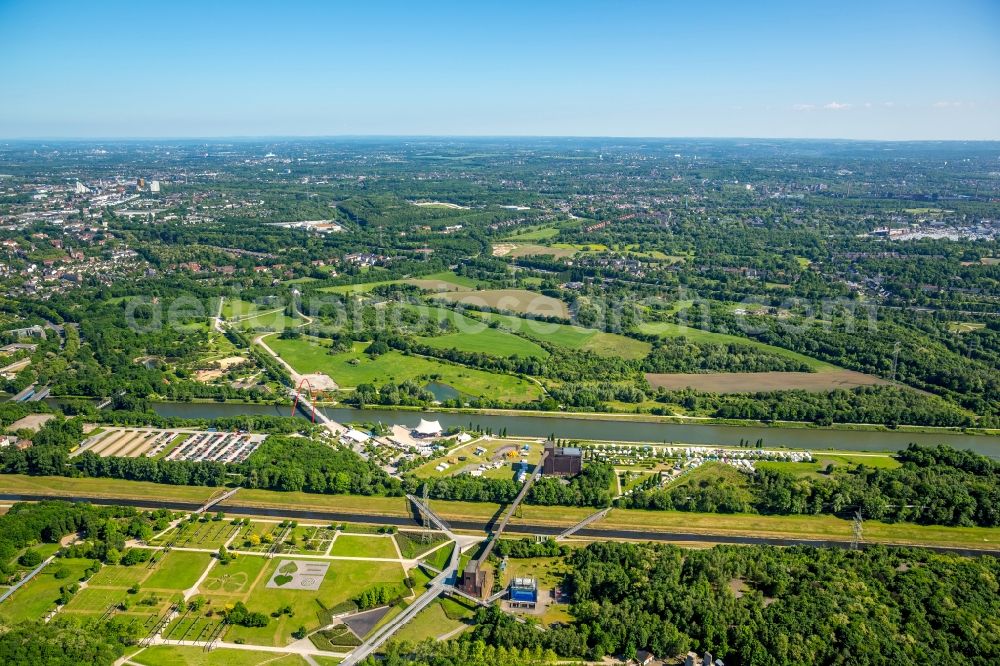 Gelsenkirchen from the bird's eye view: Shore areas of the river course Rhein-Herne-Kanal on grounds of the amphitheater in Gelsenkirchen in the state North Rhine-Westphalia