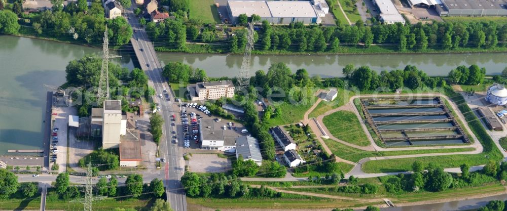 Aerial photograph Herne - Shore areas of the river course the Rhine-Herne Canal at the city harbor and sewage works in Herne in the state North Rhine-Westphalia