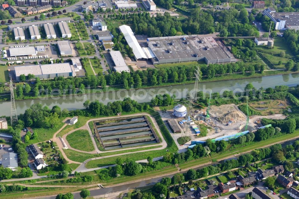 Herne from above - Shore areas of the river course the Rhine-Herne Canal at the city harbor and sewage works in Herne in the state North Rhine-Westphalia