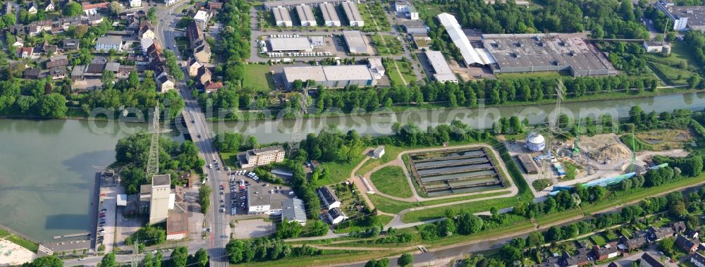 Herne from the bird's eye view: Shore areas of the river course the Rhine-Herne Canal at the city harbor and sewage works in Herne in the state North Rhine-Westphalia