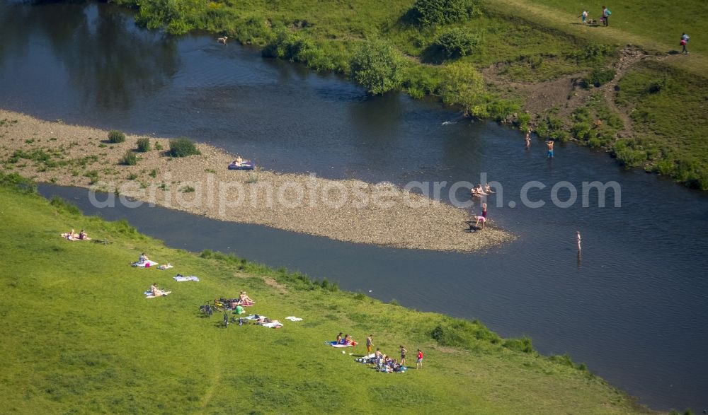 Mülheim an der Ruhr from the bird's eye view: Shore areas of the river course der Ruhr in Muelheim an der Ruhr in the state North Rhine-Westphalia