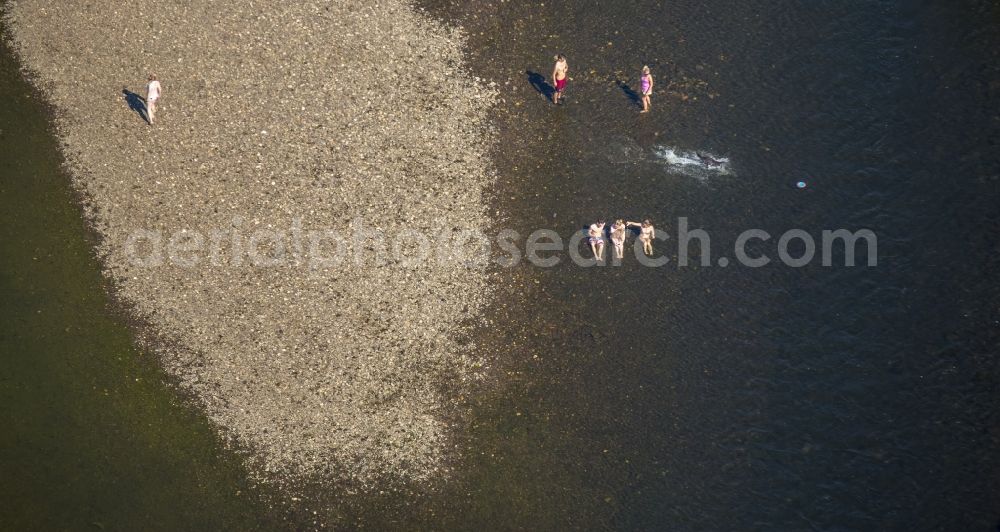 Mülheim an der Ruhr from the bird's eye view: Shore areas of the river course der Ruhr in Muelheim an der Ruhr in the state North Rhine-Westphalia