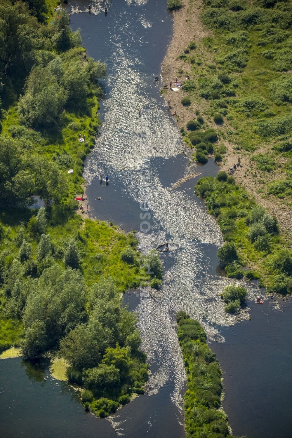 Mülheim an der Ruhr from the bird's eye view: Shore areas of the river course der Ruhr along the Styrumer Ruhraue in Muelheim an der Ruhr in the state North Rhine-Westphalia