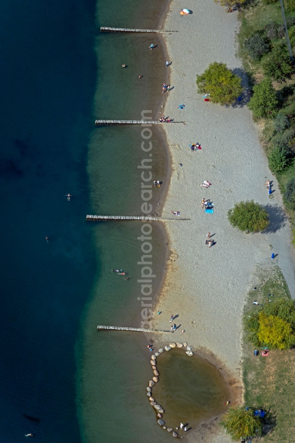 Markkleeberg from the bird's eye view: Beach areas on the on Markkleberger See in Markkleeberg in the state Saxony, Germany