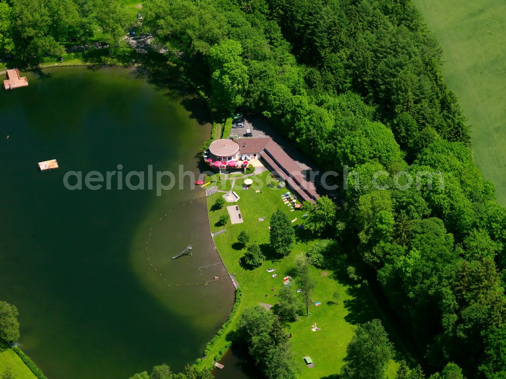 Aerial photograph Ochsenhausen - Beach areas on the Naturfreibad Ziegelweiher at the lake Ziegelweiher in Ochsenhausen in the state Baden-Wuerttemberg, Germany