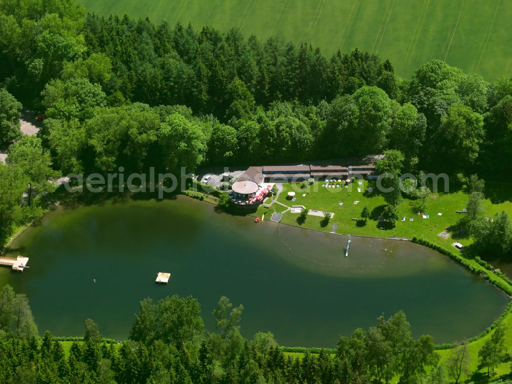 Ochsenhausen from the bird's eye view: Beach areas on the Naturfreibad Ziegelweiher at the lake Ziegelweiher in Ochsenhausen in the state Baden-Wuerttemberg, Germany