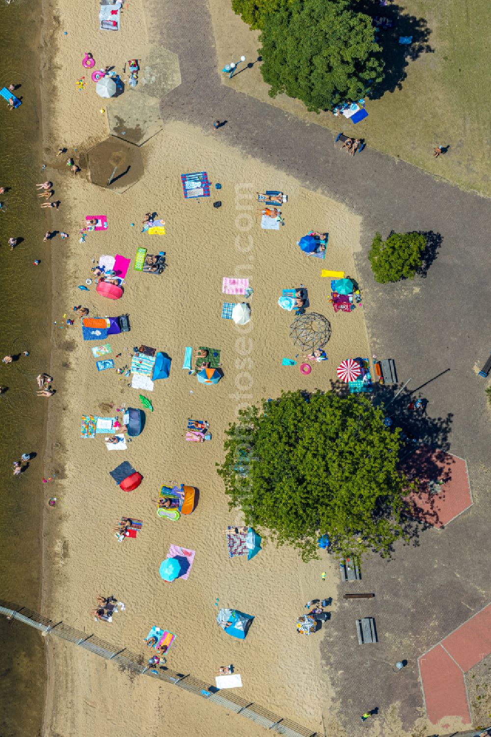 Duisburg from above - Water fountain from the bathing jetty of the Wolfssee lido in the district of Wedau in Duisburg in the Ruhr area in the state North Rhine-Westphalia, Germany