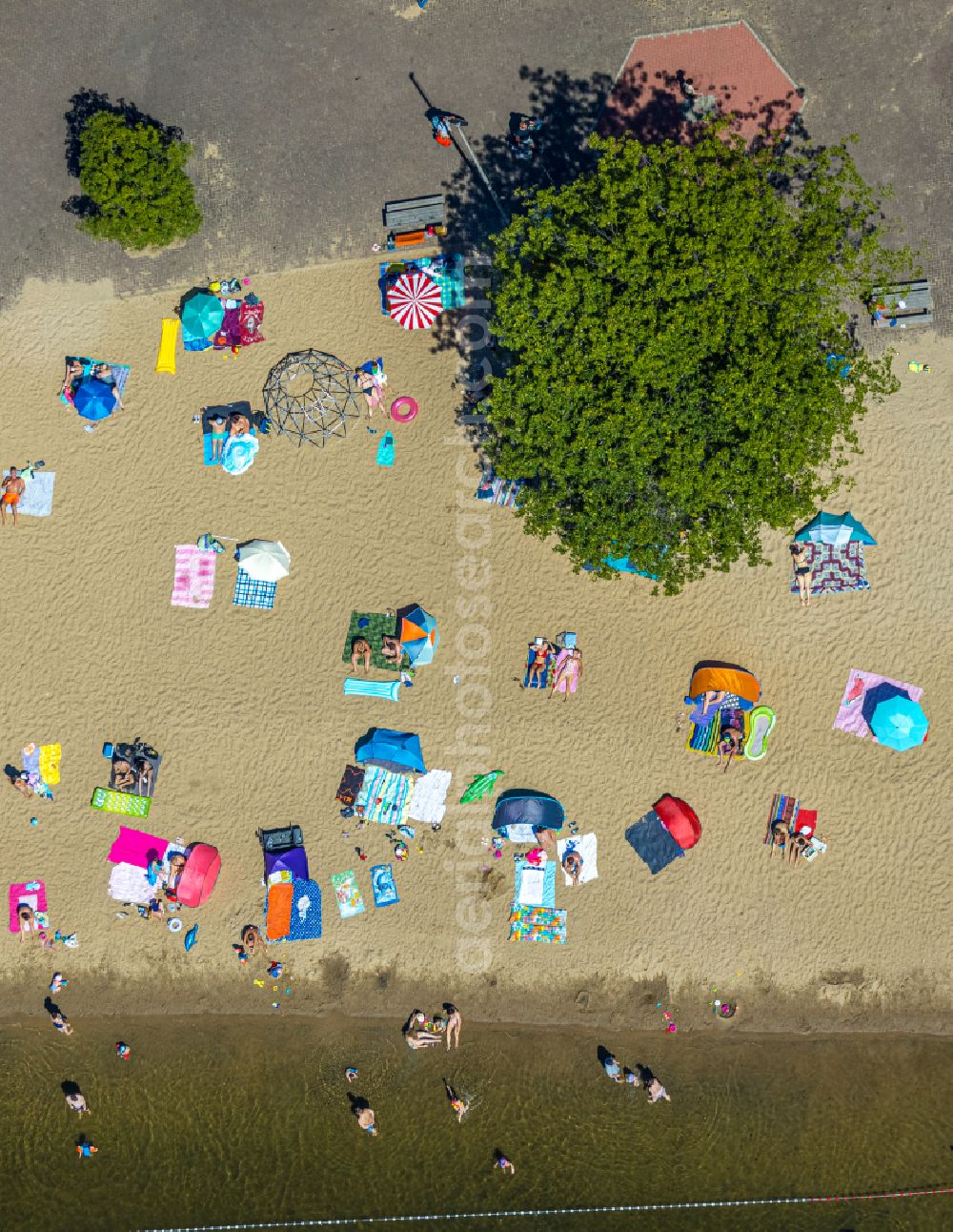 Duisburg from above - Water fountain from the bathing jetty of the Wolfssee lido in the district of Wedau in Duisburg in the Ruhr area in the state North Rhine-Westphalia, Germany