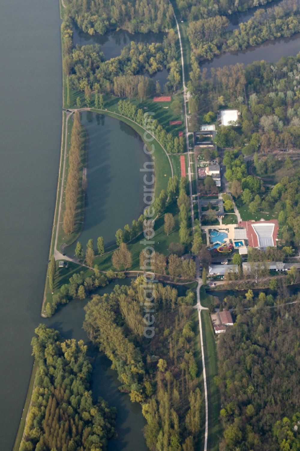 Karlsruhe from the bird's eye view: Beach areas on the Rheinstrandbad Rappenwoerth on Rhein in the district Daxlanden in Karlsruhe in the state Baden-Wuerttemberg, Germany