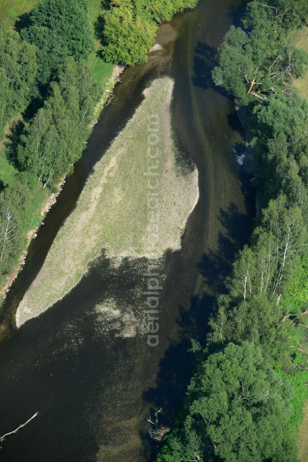 Limbach-Oberfrohna from the bird's eye view: Shore areas exposed by low-water level riverbed of Zwickauer Mulde in Limbach-Oberfrohna in the state of Saxony