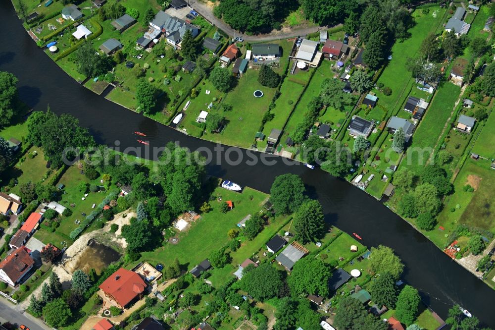 Aerial photograph Fangschleuse - Shore areas of the garden plots along the course of the Loecknitz in Fangschleuse in Brandenburg