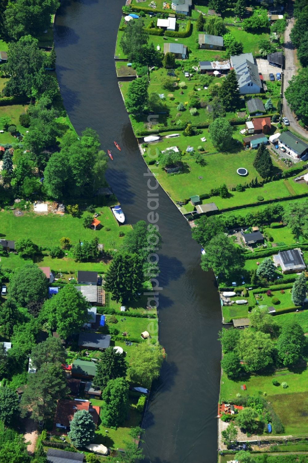 Fangschleuse from the bird's eye view: Shore areas of the garden plots along the course of the Loecknitz in Fangschleuse in Brandenburg