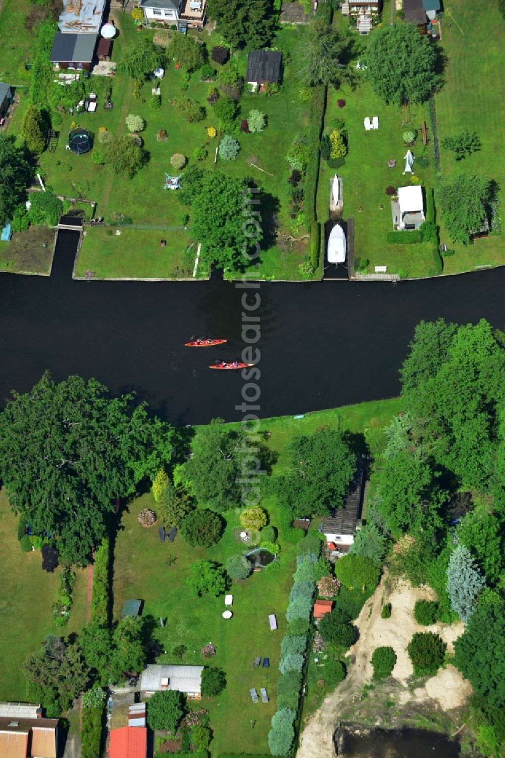 Fangschleuse from the bird's eye view: Shore areas of the garden plots along the course of the Loecknitz in Fangschleuse in Brandenburg