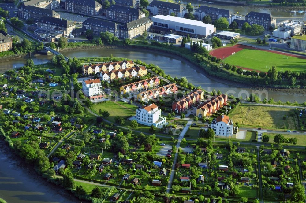 Aerial photograph Bremerhaven - Curved loop of the riparian zones on the course of the river Geeste in Bremerhaven in the state Bremen