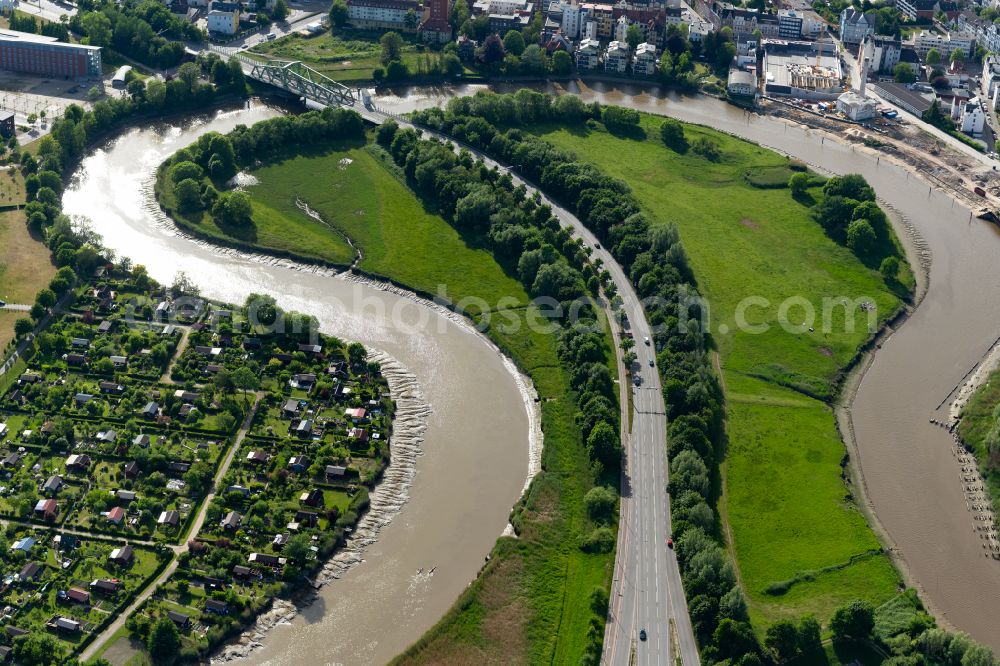 Aerial image Bremerhaven - Curved loop of the riparian zones on the course of the river Geeste in the district Geestemuende-Nord in Bremerhaven in the state Bremen, Germany