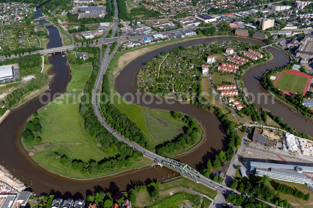 Aerial photograph Bremerhaven - Curved loop of the riparian zones on the course of the river Geeste in the district Geestemuende-Nord in Bremerhaven in the state Bremen, Germany