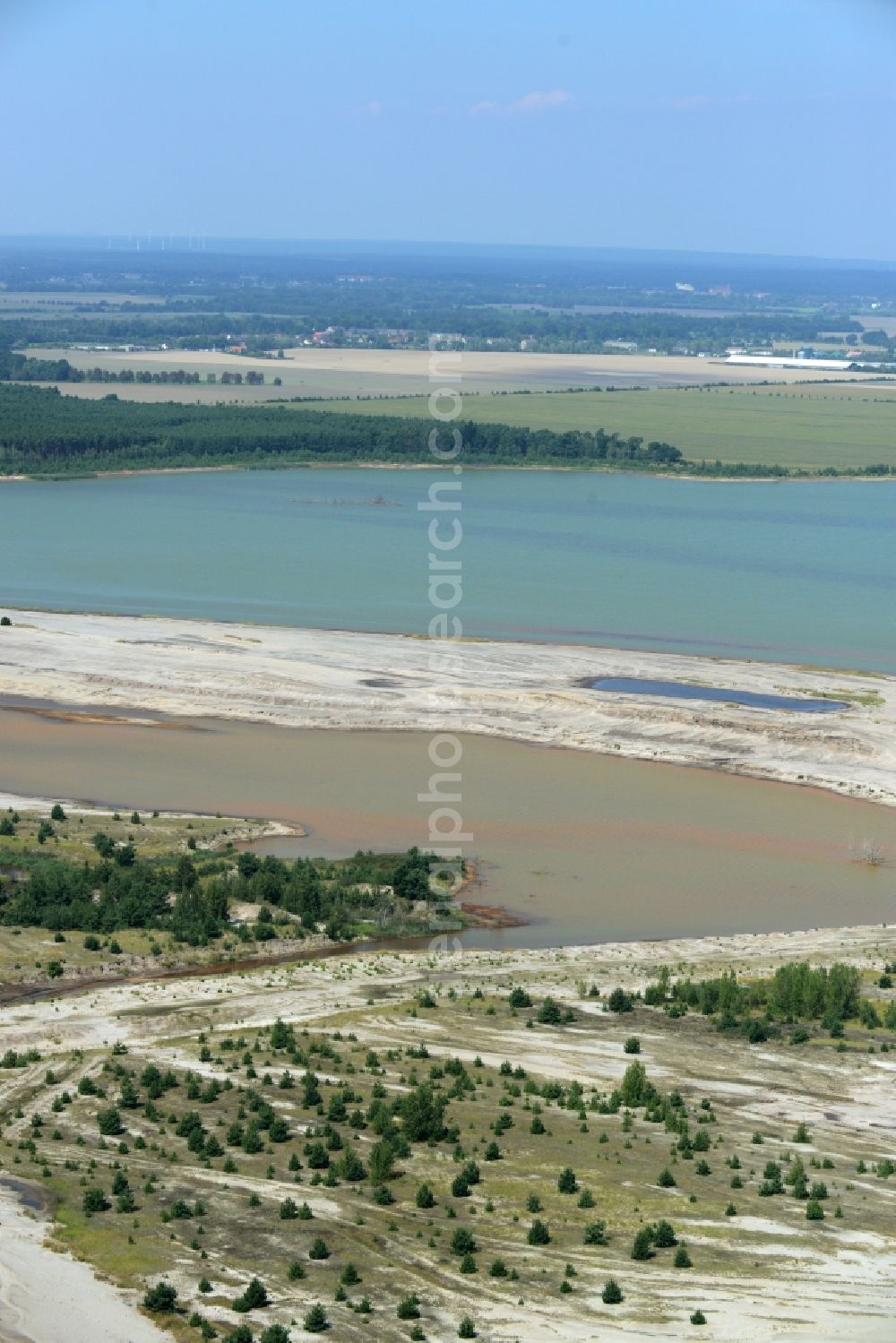 Luckau from the bird's eye view: Shore areas of flooded former lignite opencast mine and renaturation lake Schlabendorfer See in Luckau in the state Brandenburg