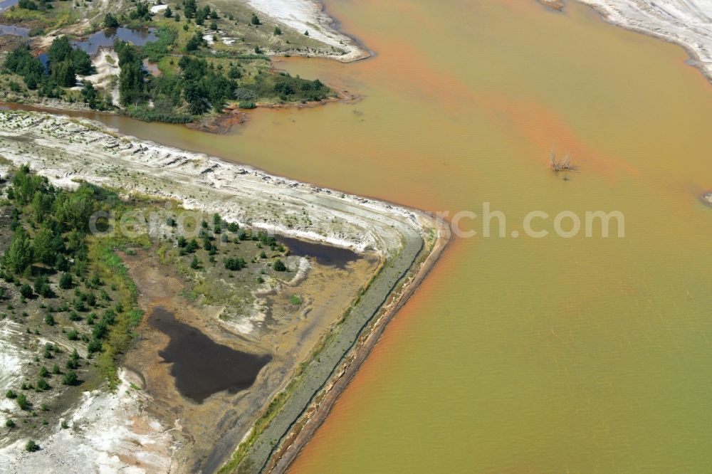 Luckau from the bird's eye view: Shore areas of flooded former lignite opencast mine and renaturation lake Schlabendorfer See in Luckau in the state Brandenburg