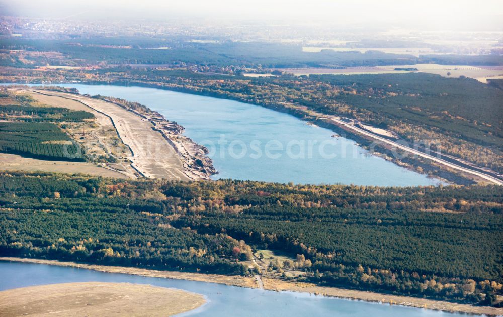 Neuhausen/Spree from the bird's eye view: Shore areas of flooded former lignite opencast mine and renaturation lake Suedrandschlauch in Neuhausen/Spree in the state Brandenburg, Germany