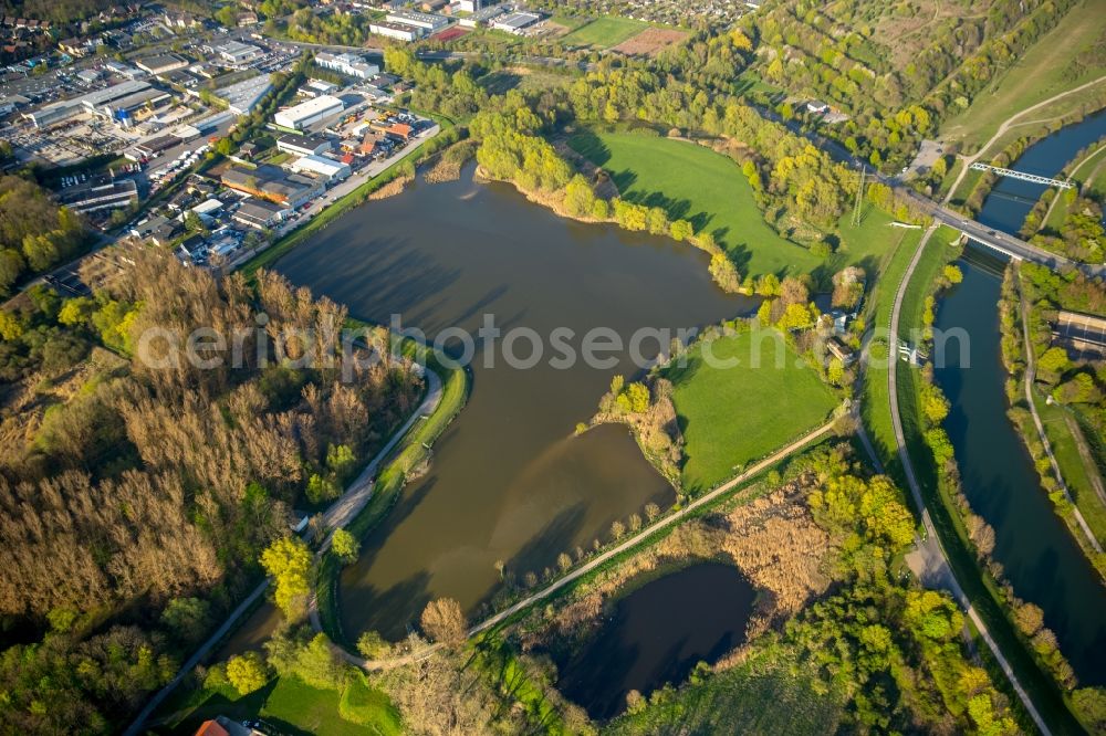 Hamm from the bird's eye view: Shore areas of the flooded former opencast mine and renaturation lake Radbodsee in the district of Bockum-Hoevel in Hamm in the state of North Rhine-Westphalia