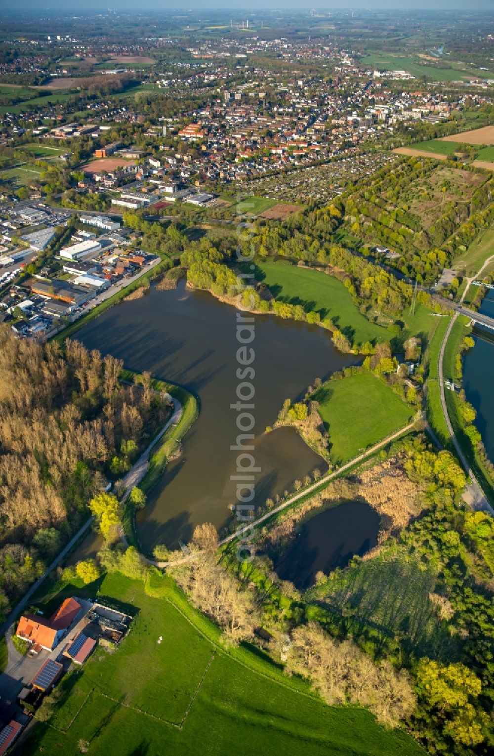 Aerial photograph Hamm - Shore areas of the flooded former opencast mine and renaturation lake Radbodsee in the district of Bockum-Hoevel in Hamm in the state of North Rhine-Westphalia