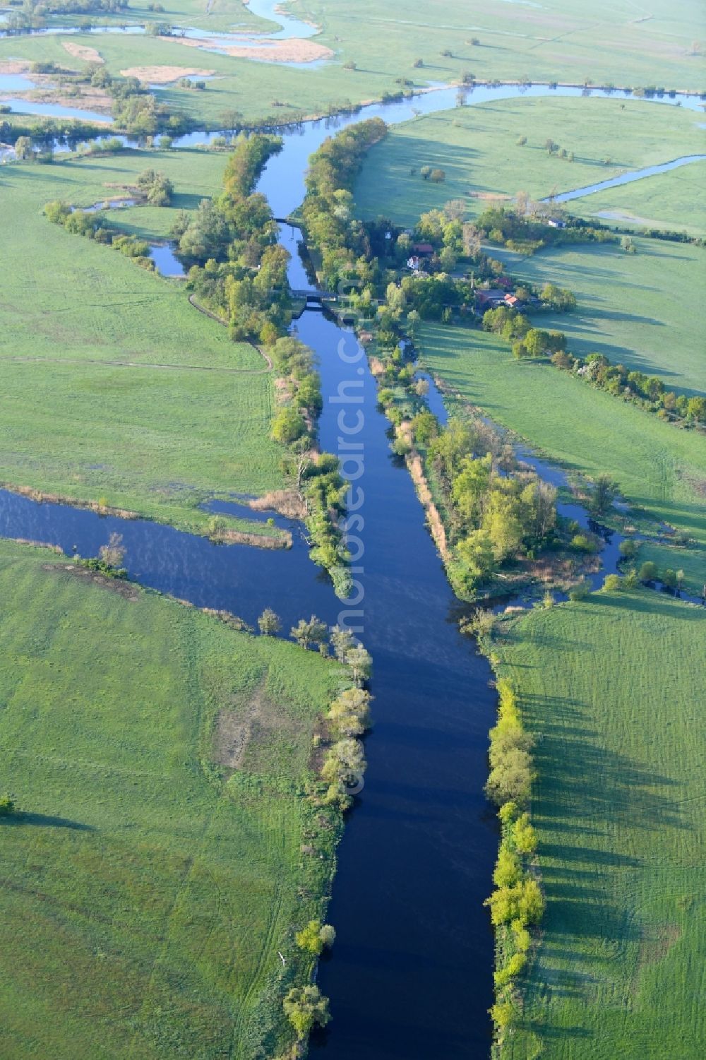 Havelaue from the bird's eye view: Curved loop of the riparian zones on the course of the river on Havel in Havelaue in the state Brandenburg, Germany